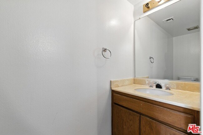 Building Photo - 11127 La Maida St