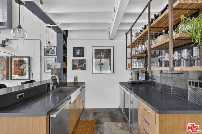 Building Photo - 2120 Narcissus Ct