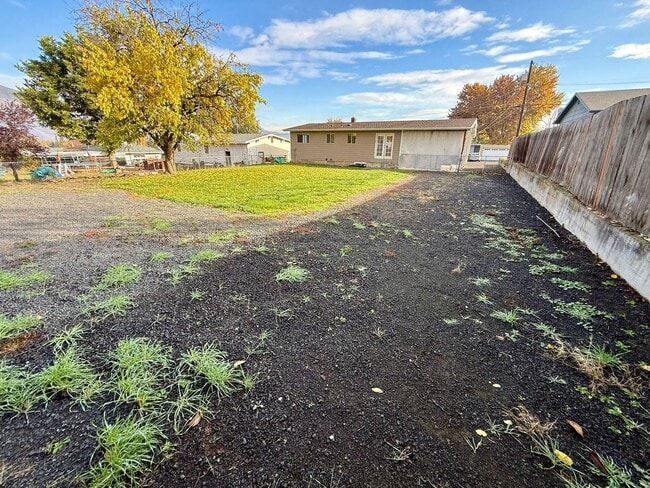 Building Photo - **For Rent: Spacious 4-Bedroom Home with 2 Family Rooms & Huge Backyard!**