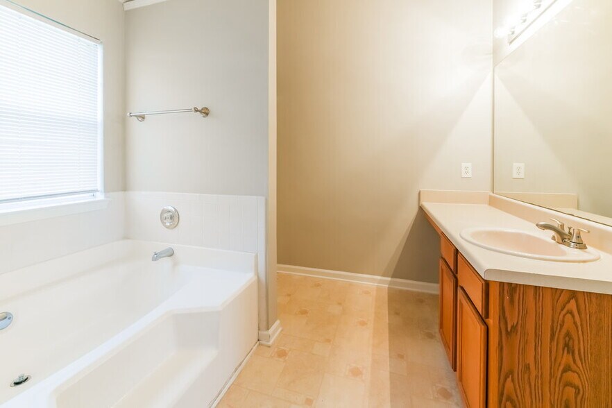 Building Photo - 5442 Beaver Lake Dr SW