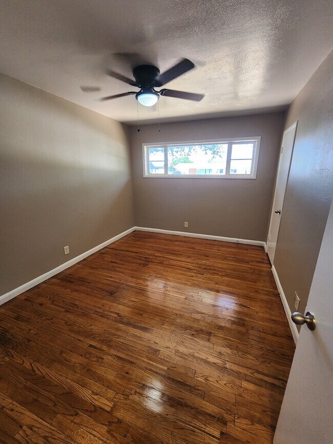 Building Photo - 3 bed 2 bath home with 1 car garage