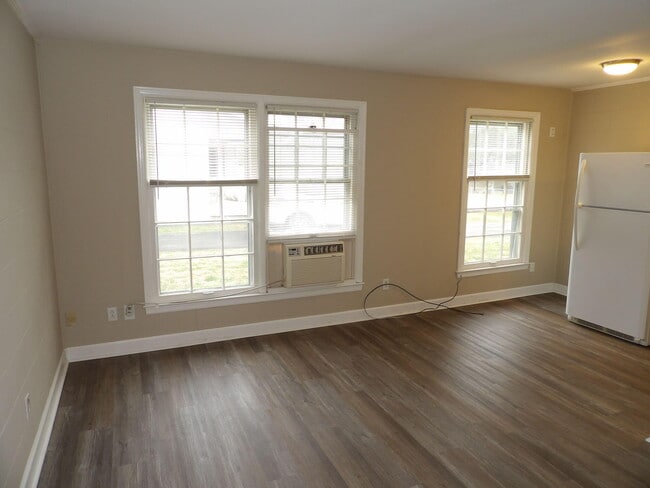 Building Photo - 903 Collins Ln