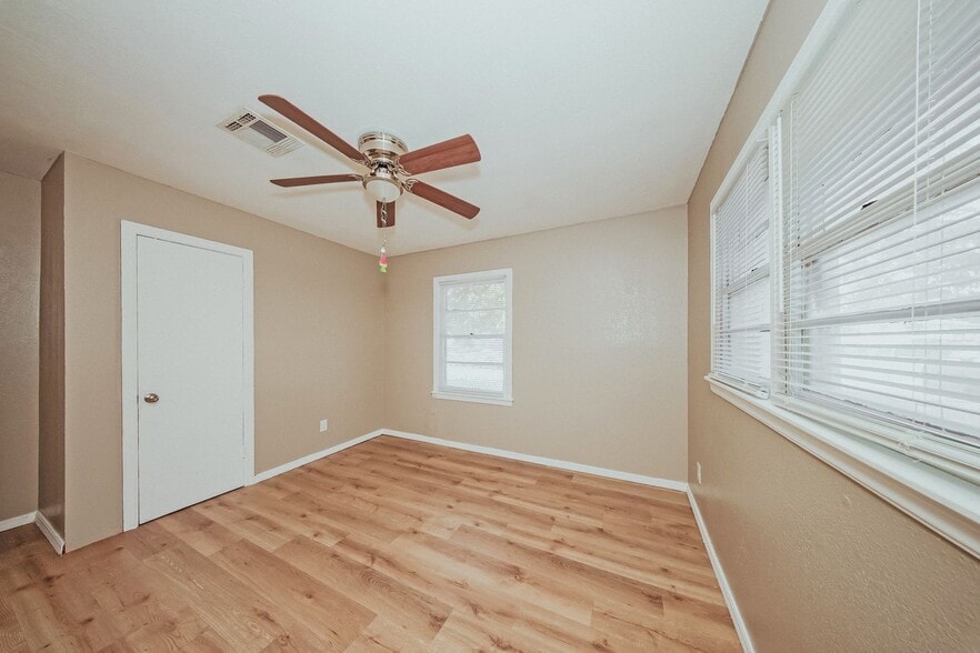 Building Photo - 2610 NW Lindy Ave