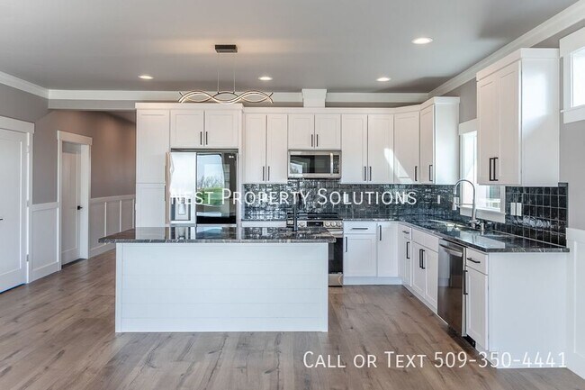 Building Photo - 1213 Rd F .2 NE