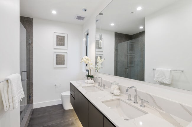 Building Photo - 18303 Oakbury Cir