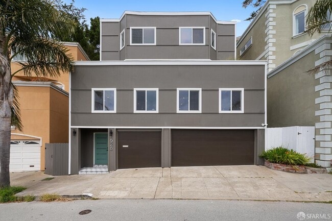 Building Photo - 628 Los Palmos Dr