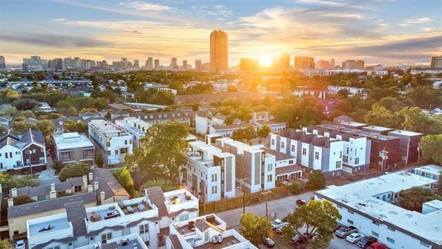 Building Photo - 2026 N Prairie Ave