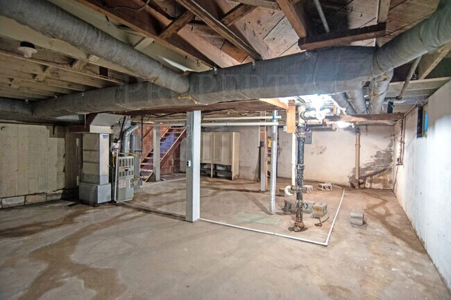 Building Photo - 2 Bedroom 1 Bath