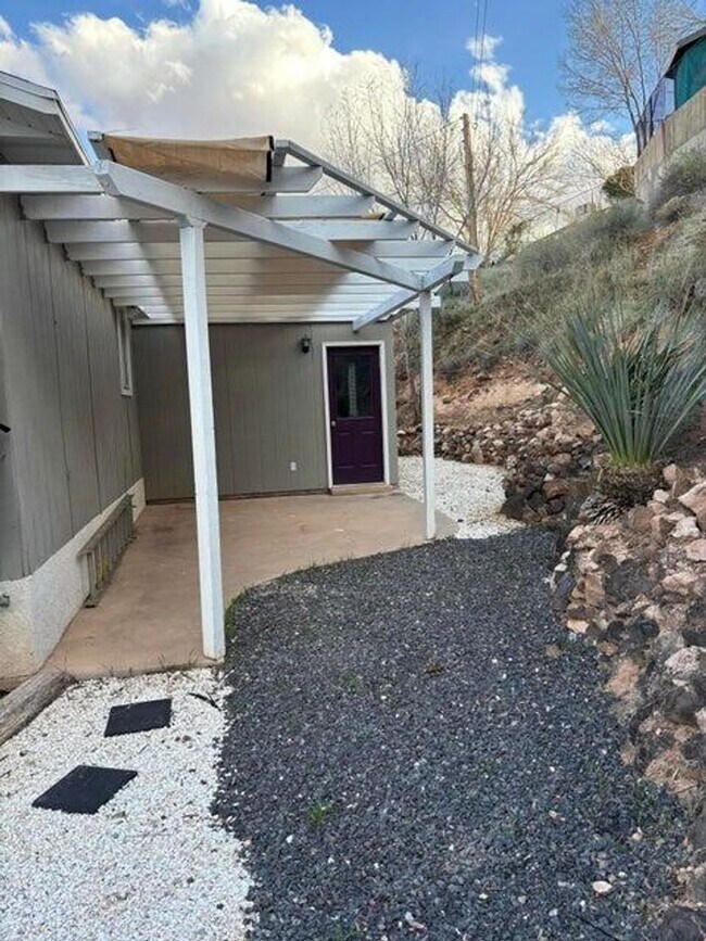 Building Photo - 2 Bed Home For Rent