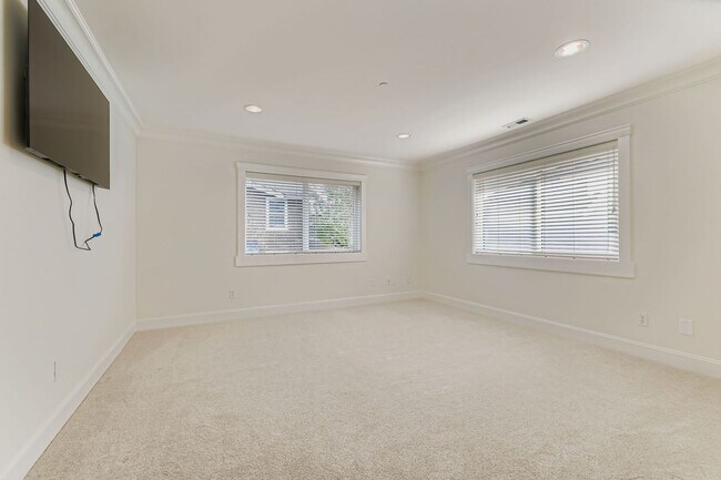 Building Photo - Stunning 5bed/5bath + Office in Prime Kirk...