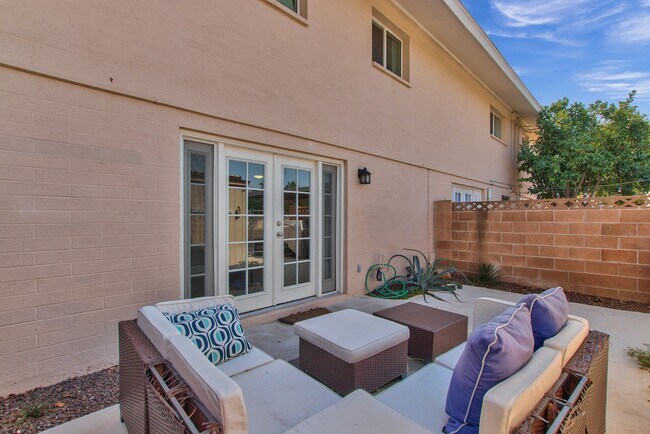 Building Photo - 6165 N Granite Reef Rd