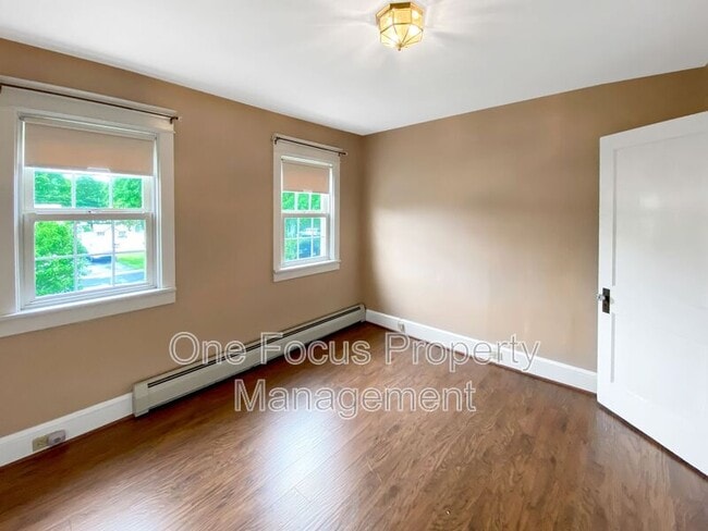Building Photo - 2216 Lincoln Dr
