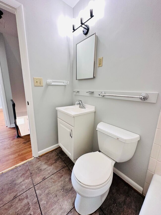 Building Photo - 813 Montrose Ave