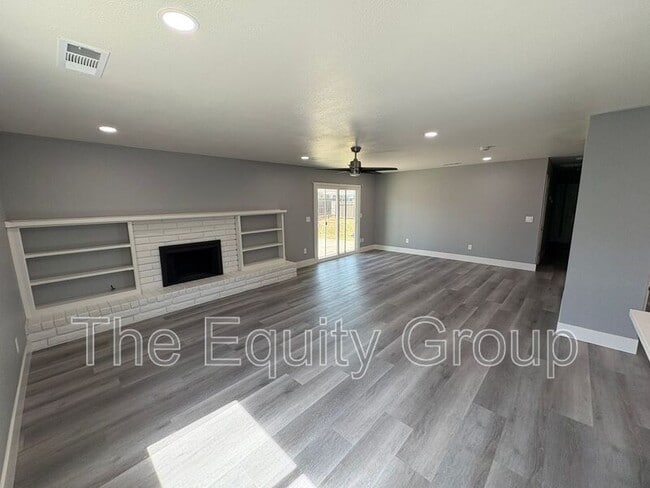 Building Photo - 609 S Acacia Dr