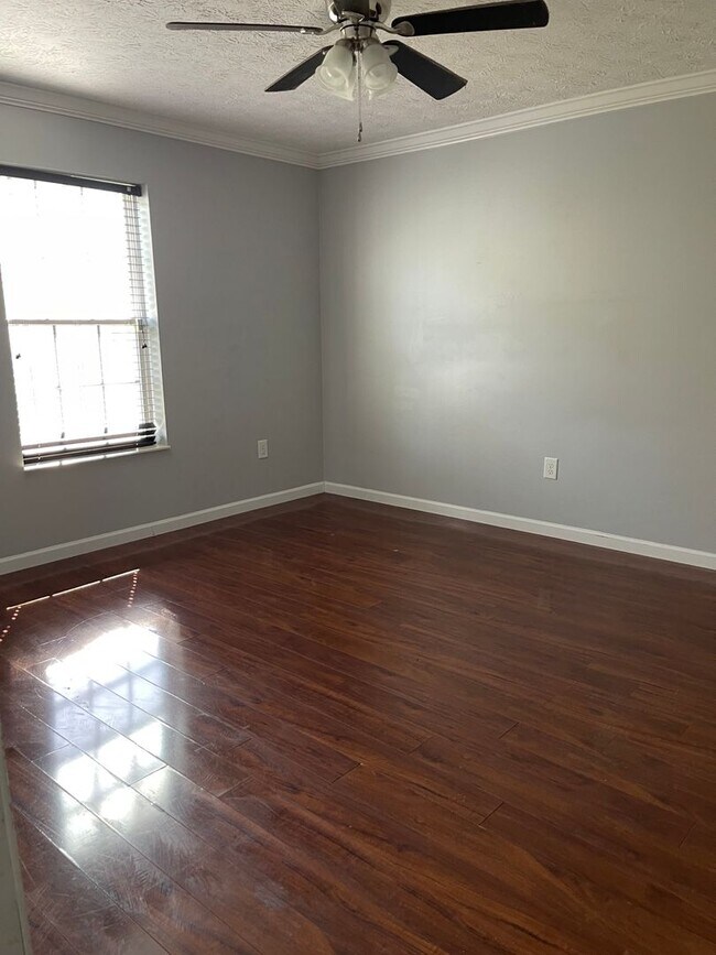 Building Photo - 411 Cornus Ave