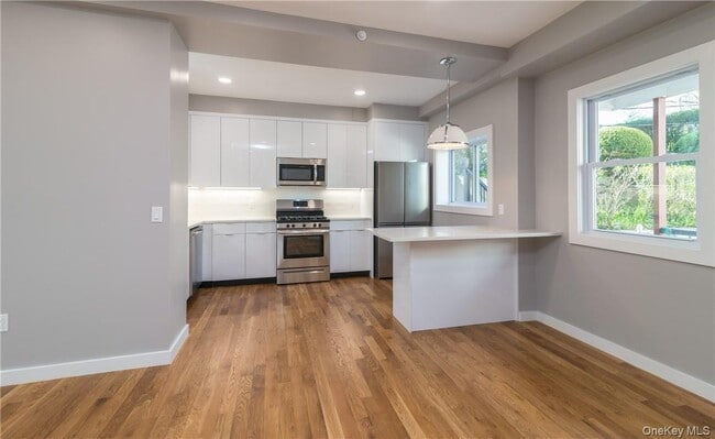 Building Photo - 86 Main St