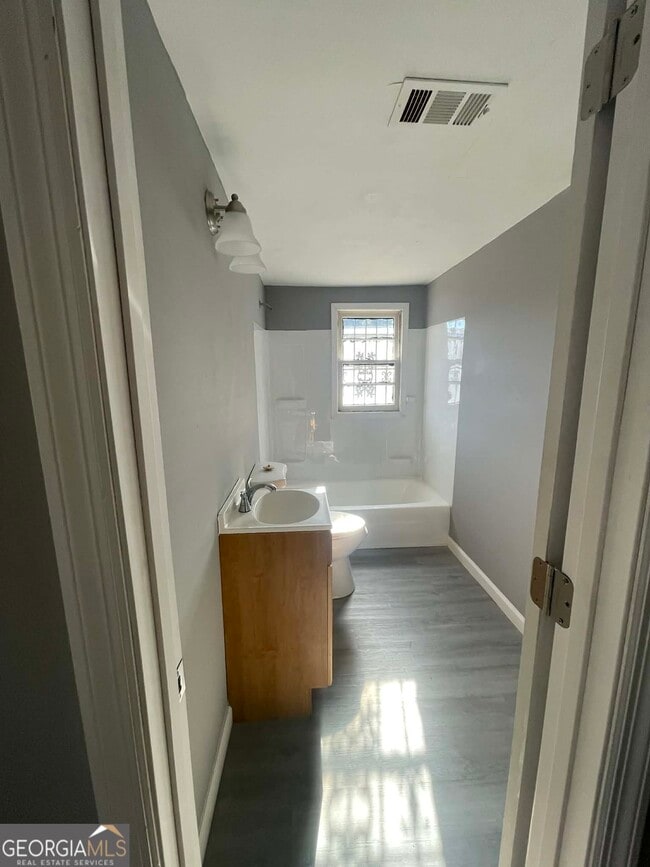 Building Photo - 210 Marion St