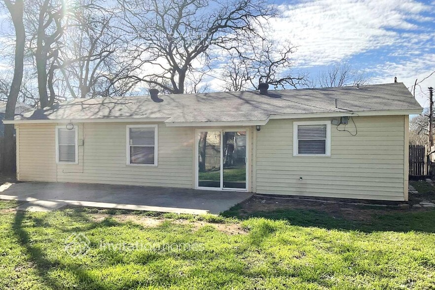 Building Photo - 811 Clover Park Dr