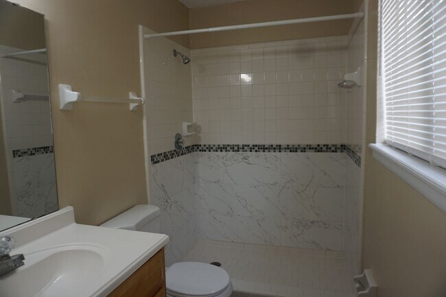 Building Photo - 3 bedroom / 2 bathroom home in Atlantic Beach