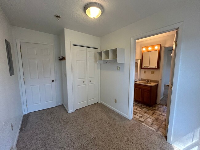 Building Photo - Cozy 2 Bedroom 1 Bath w/ all amenities and...