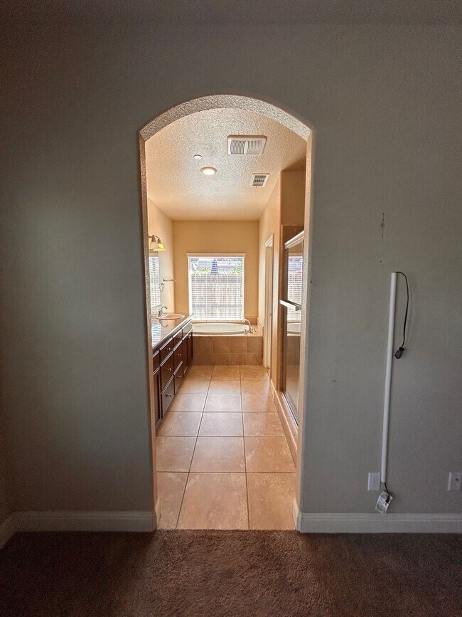 Building Photo - Beautiful home for rent in Visalia!