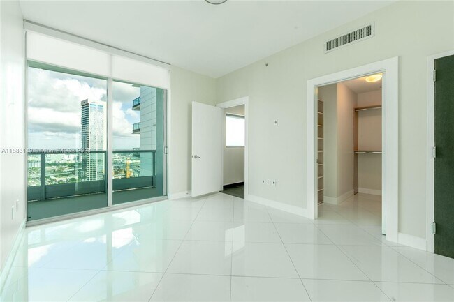 Building Photo - 900 Biscayne Blvd