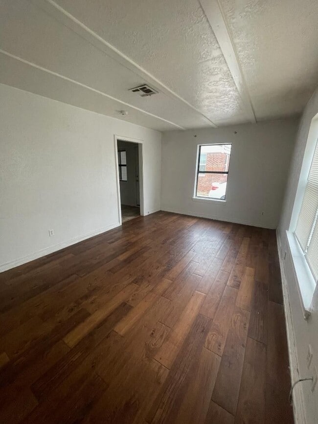 Building Photo - 2 BED 1 BATH DUPLEX FOR LEASE