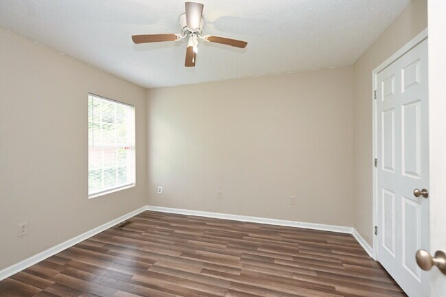 Building Photo - Springfield Gem! 3BR/2BA with Big Yard, St...