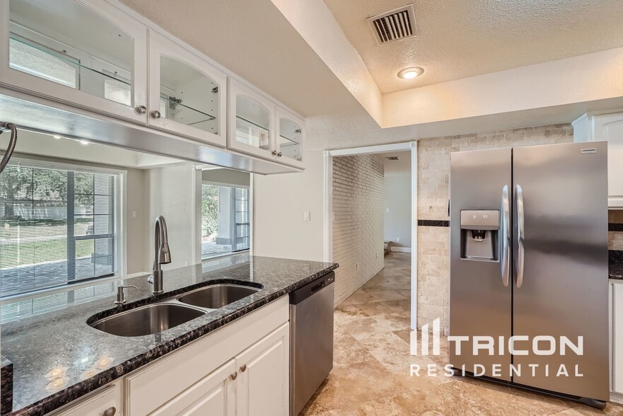 Building Photo - 321 Hollowtree Dr