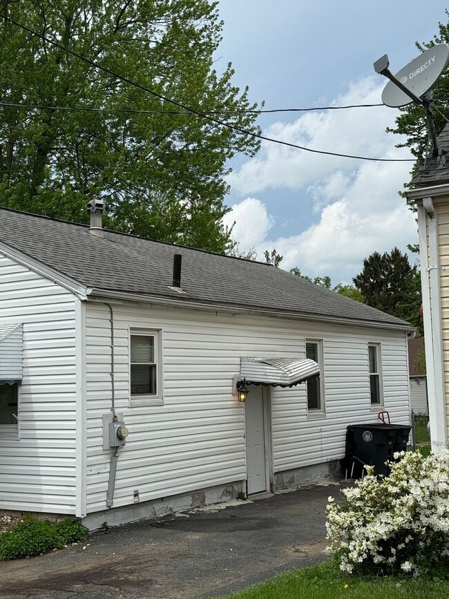 Building Photo - Section 8 Accepted! Newly Renovated 3-Bedr...