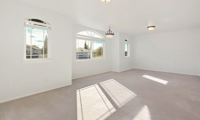 Building Photo - Spacious Updated 4 Bedroom Home with 3 Car Garage