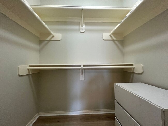 Building Photo - Beautiful 2 bedroom 1.5 bath townhome