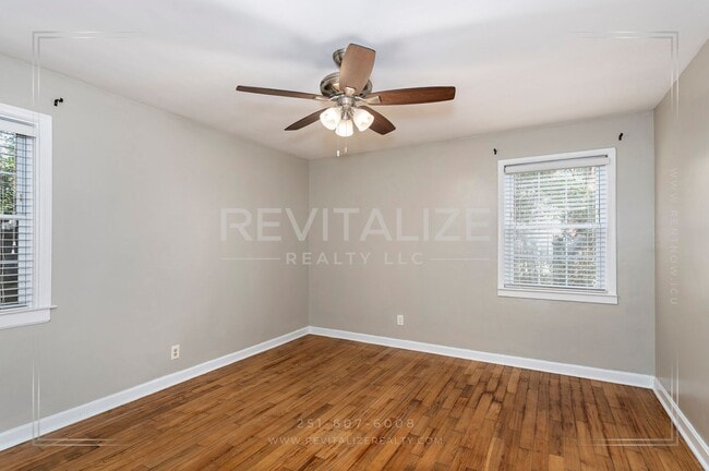 Building Photo - Updated 2 Bed 1 Bath Cottage in Established Neighborhood!