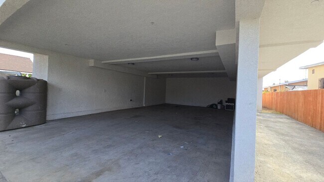 Building Photo - 71(439)