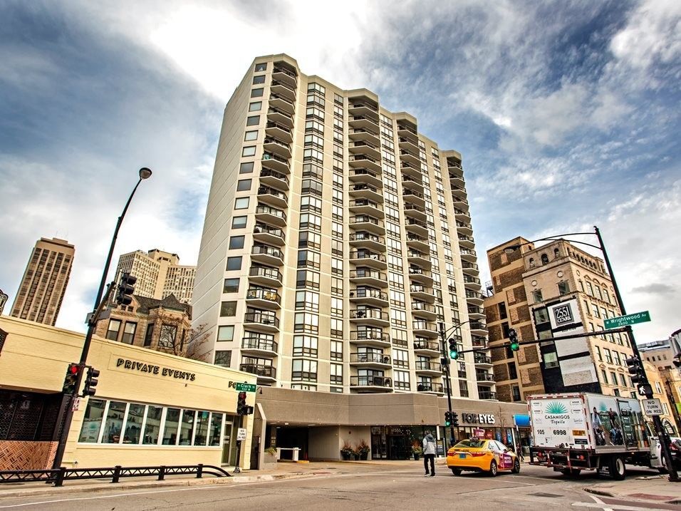 Building Photo - 2555 N Clark St