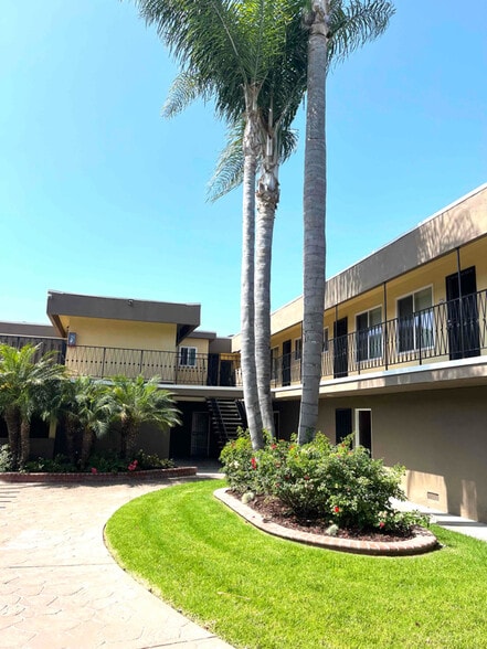 Building Photo - 4020 W Rosecrans Ave