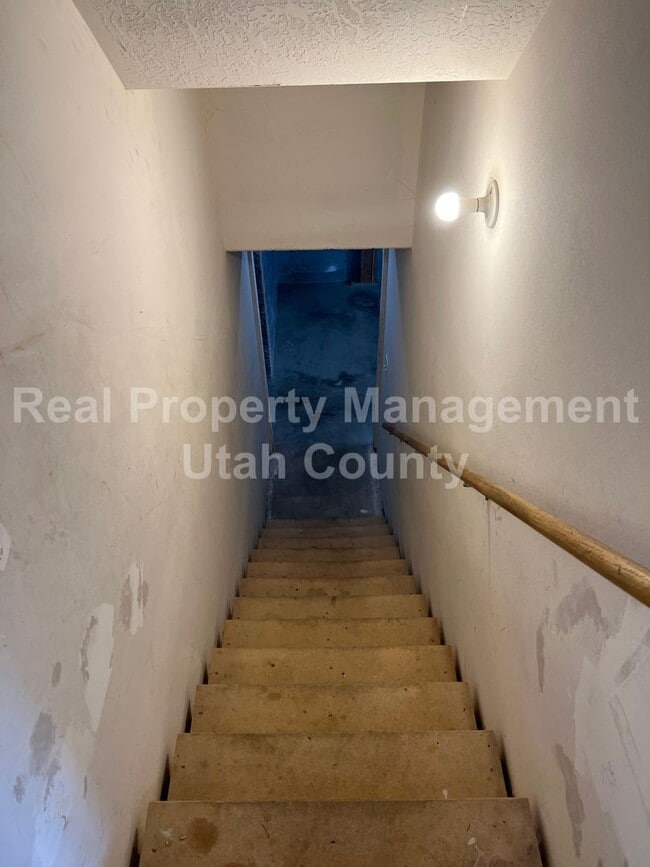 Building Photo - Pet Friendly Home with Fully fenced back yard