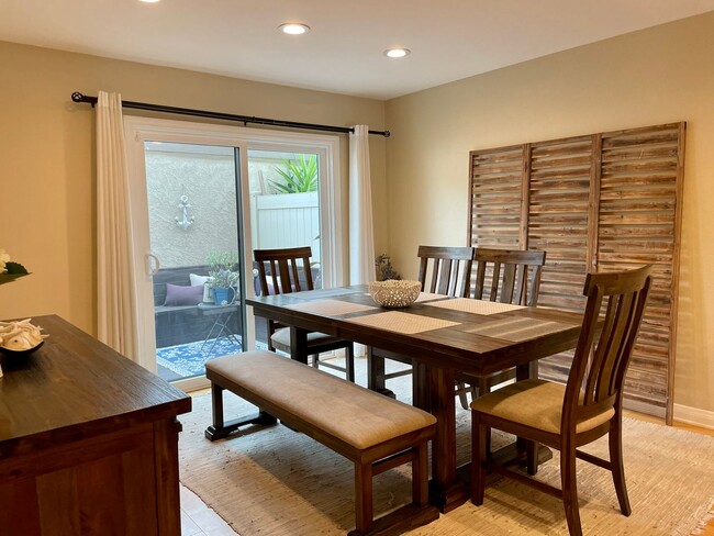 Building Photo - Spacious 3 Bedroom 2.5 Bath Townhouse in C...