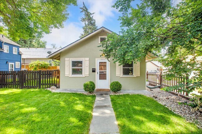 Building Photo - Adorable Guest Cottage in the North End!