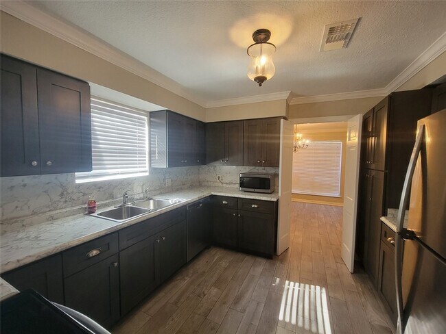 Building Photo - 4015 Chapel Square Dr