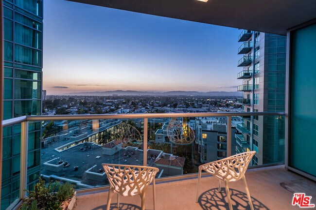 Building Photo - 13700 Marina Pointe Dr