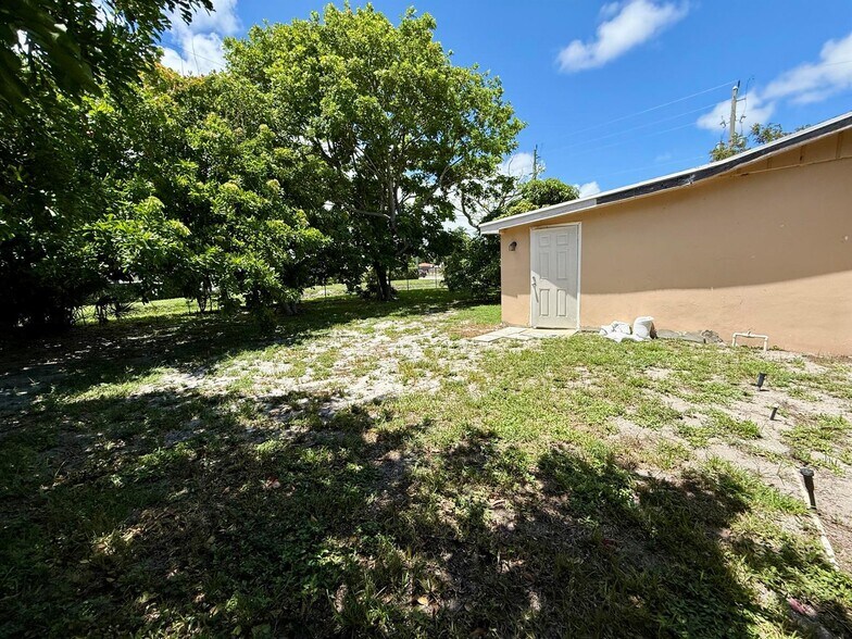 Building Photo - 3161 Avenue H E