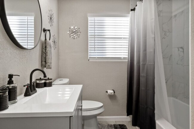 Building Photo - 826 Dalworth St