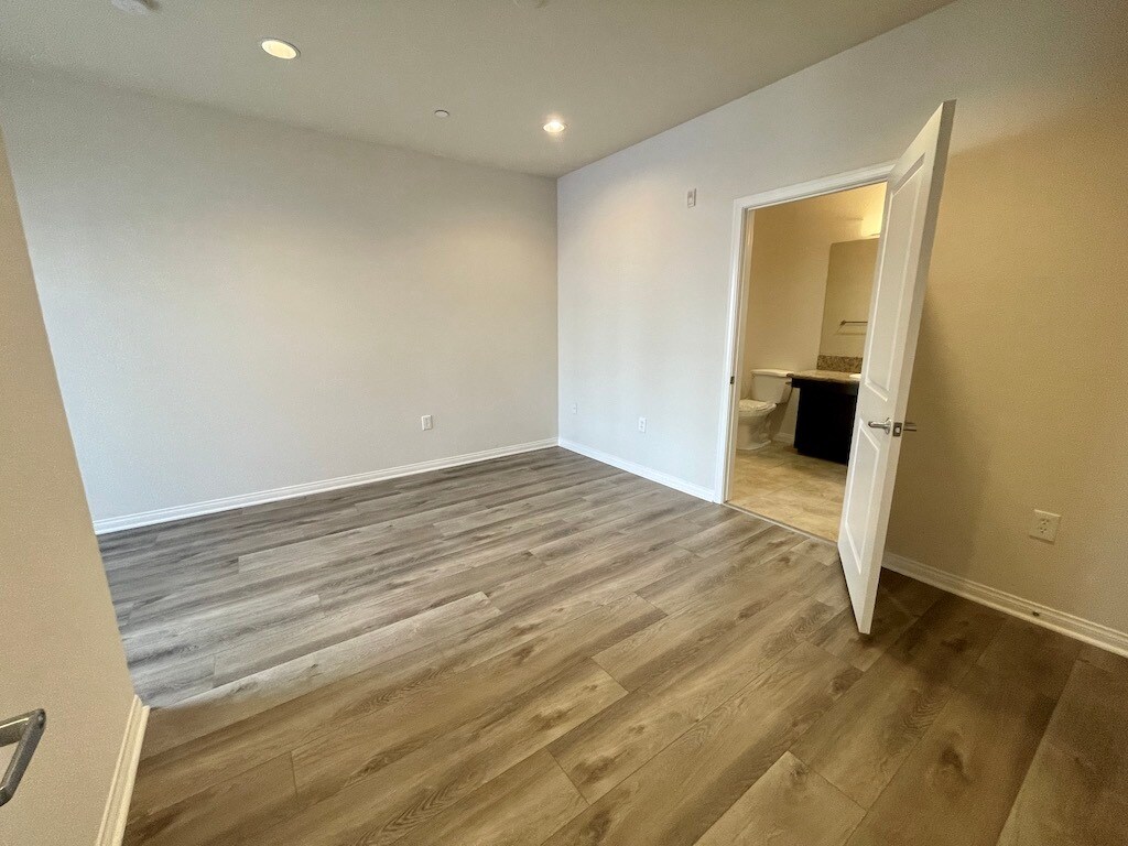 Building Photo - 5827 Carlton Way