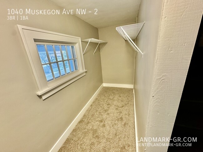 Building Photo - AVAIL NOW!! Newly renovated upper 3 bed / ...