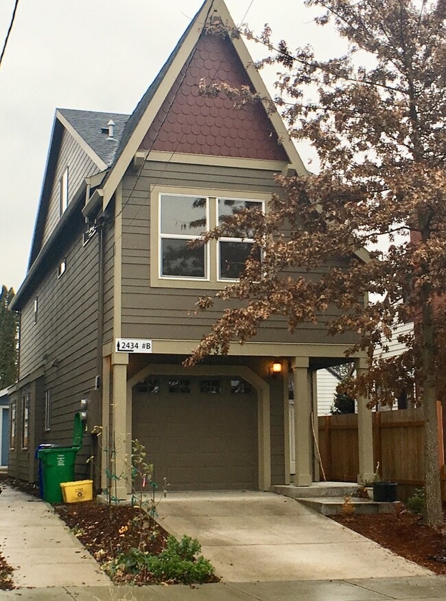 Building Photo - Spacious 3br/3.5ba House with Garage & AC in South Tabor Neighborhood