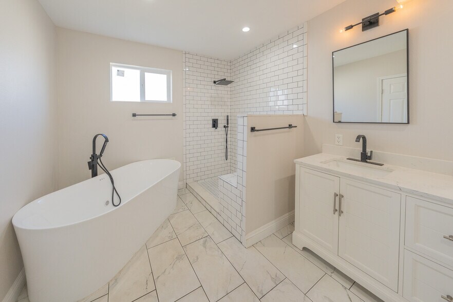 Building Photo - 14947 Chatsworth St