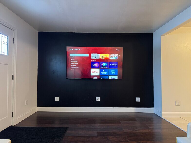 Living Room - 211 N Lincoln St