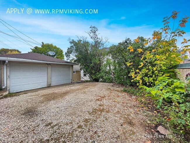 Building Photo - Exceptional 2br 1ba Lower Duplex Unit ~Dep...