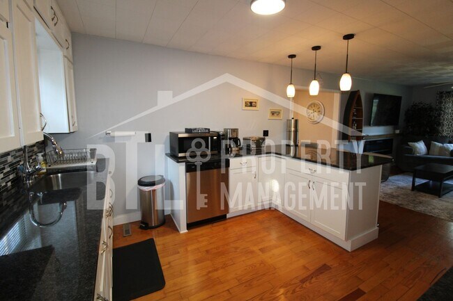 Building Photo - 12 Lakehaven Dr